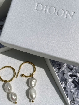 Kolczyki z perłami w aranżacji