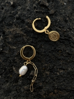 Asymetryczne kolczyki moneta-perła