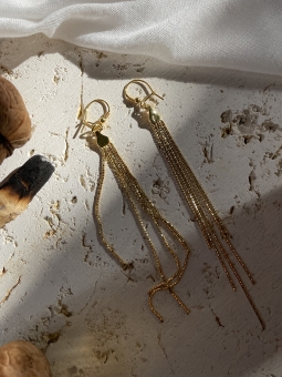 długie wiszące kolczyki