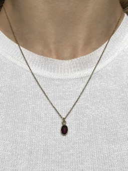 granat w okuciu na łańcuszku