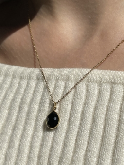 naszyjnik z delikatnym onyksem w okuciu