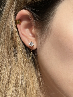 kolczyk z cyrkonią i nausznicą na łańcuszku