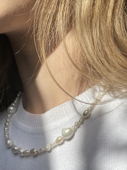 nieregularny naszyjnik z pereł na modelce