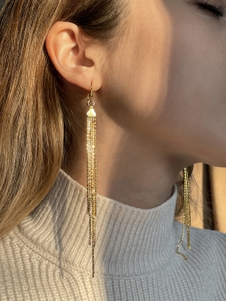 długie wiszące kolczyki z łańcuszkami