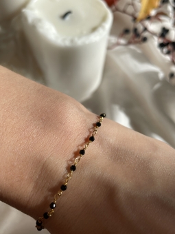 bransoletka spinel na nadgarstku