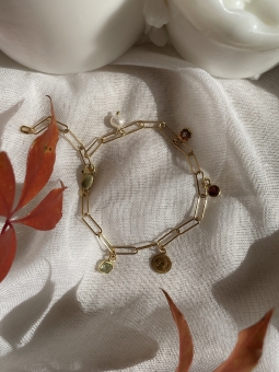 bransoletka z różnymi zawieszkami