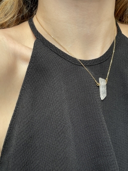 Naszyjnik z kryształem górskim na modelce