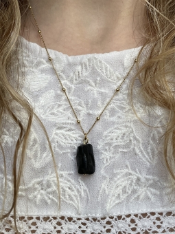 czarny turmalin na łańcuszku z kulkami