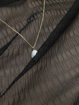 naszyjnik z delikatną perełką