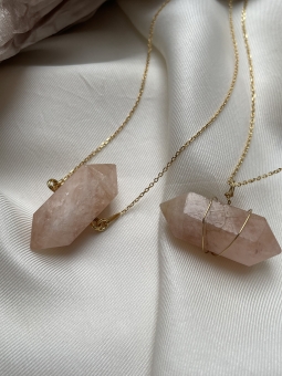 morganit na łańcuszku