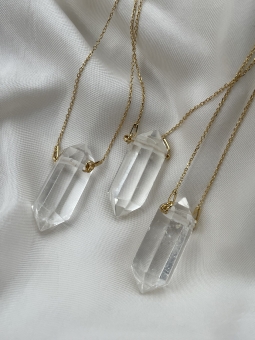 kryształy górskie na łańcuszku