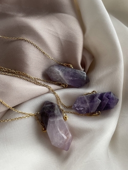 naszyjniki z ametystem na łańcuszku w aranżacji