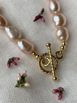 dekoracyjne zapięcie toggle naszyjnika z różowych pereł