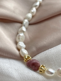 surowy rubin w naszyjniku z perłami