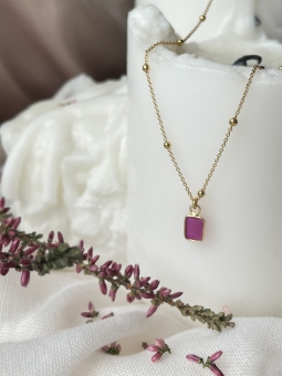 naszyjnik z fasetowanym rubinem w okuciu na łańcuszku z kulkami