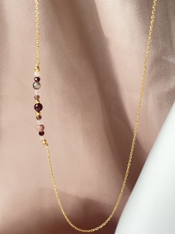 delikatny złoty łańcuszek z okrągłymi kamieniami