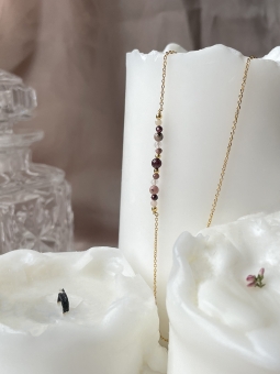 delikatny naszyjnik z minerałami