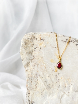 delikatny łańcuszek z granatem w okuciu