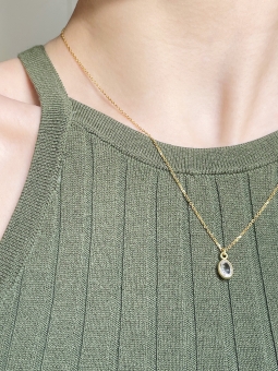 łańcuszek z kryształem górskim w okuciu