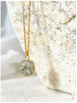 kryształ z rutylem na złotym łańcuszku w aranżacji