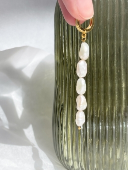 długi kolczyk z pereł