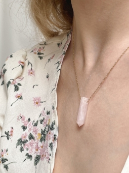 kwarc różowy na szyi