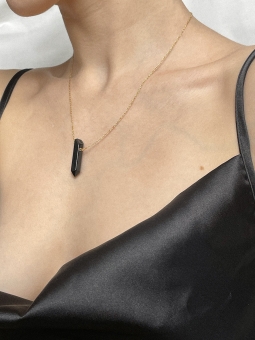 naszyjnik z onyksem na modelce