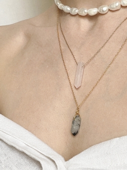 Naszyjniki z minerałów na modelce