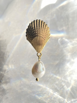 kolczyk muszelka z wiszącą perłą