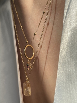 Layering z biżuterią dla Lwa na modelce