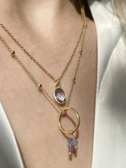 Layering naszyjników ze znakiem zodiaku Strzelca na modelce