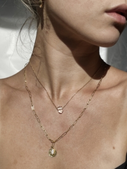 Naszyjnik z monetą i perłą na modelce