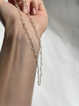 Łańcuszek z kryształem górskim na nadgarstku