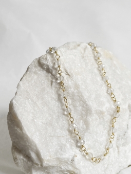 Naszyjnik z kryształem górskim na kamieniu