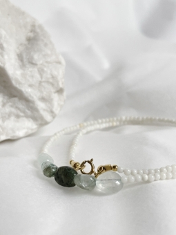 Naszyjnik z koralem i prehnitem